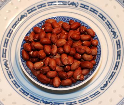 Raw shelled peanuts