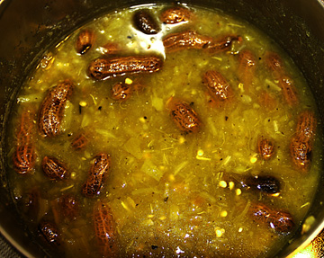Boiling peanuts with green chiles